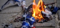 美国发布"全球旅行警告" 公民出门恐被打!? 大使馆被焚烧