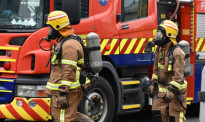 奥克兰东区突发大火，14辆消防车和50名消防员被派往现场灭火