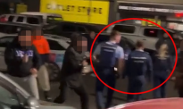 视频显示奥克兰警察在斗殴现场袖手旁观？警方应该如何执法？