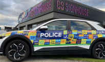 警方在奥克兰推出了一辆新涂装的警车，好特别！