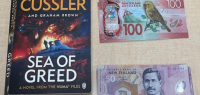 “好莱坞剧本情节”：新西兰老人在书页间夹2万现金寄出国 最后关头被警方拦下