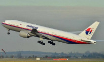 MH370遇难者家属称找到客机残骸，将移交马政府
