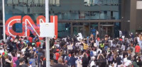 抗议者袭击CNN总部大楼，台标被涂鸦