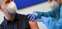 疫苗供应缓慢变异病毒传播 欧洲新冠死亡病例比去年同期大增