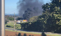 卡车推车突然着火，奥克兰南区加油站浓烟滚滚