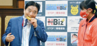 日本奥运冠军回乡，市长突然拉下口罩咬住金牌......