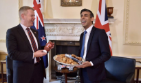 终于约上了，新西兰总理与英国首相共进香肠卷