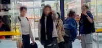 13岁女孩在公交站被20个孩子殴打，竟然没有一个人伸出援手