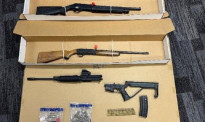 警方突袭奥克兰“豪区”，发现枪支弹药和帮派用具