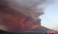 印尼巴厘岛阿贡火山喷发 火山灰直冲云霄