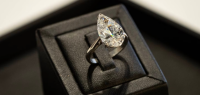 新西兰最贵单颗7克拉钻石戒指成功拍出了！但成交价远低于预估价……