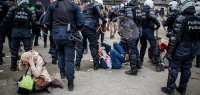 比利时5万人上街抗议封锁，示威活动变暴力冲突