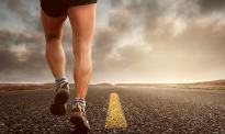 42岁男子背9公斤包跑步回家过年 27小时跑211公里