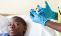 埃博拉已致超2000人死亡，新疫苗未经实测即供接种引人忧