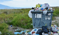【读新闻学英语】中国的“洋垃圾”禁令让新西兰人开始把大量塑料垃圾往地上“放”了！居然有人还点赞？