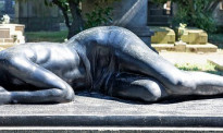 为缓解考生焦虑，荷兰一大学推奇葩“坟墓冥想”项目