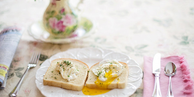 poached eggs on toast 739401 1281