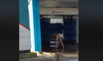 天呐！自动洗车时竟然碰上全裸男抱着车头不放 