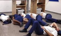 3名欧洲空姐集体睡地板 照片传网上被公司开除