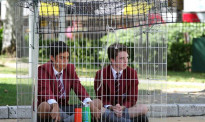 两高中男生在笼子里静坐四小时 究竟是在抗议什么？