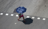阿姨国外街头撑遮阳伞，竟被电台采访：请谈谈晴天打伞这种行为艺术……