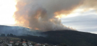 南岛发生大火：烟雾弥漫，居民疏散，多架直升机出动救火！