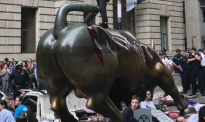 知名地标华尔街铜牛“溅血”，吓坏游客！