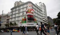 Queen St上那位渗人的圣诞老人如期出现了 但今年是最后一面？