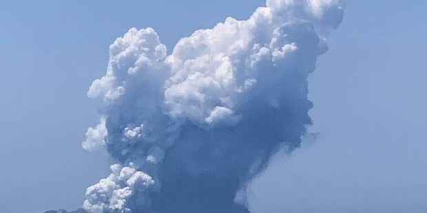 20191210 White Island erupting