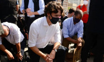 特鲁多上街参与反种族歧视集会，当众单膝跪地