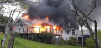 奥克兰房屋火灾致一人死亡，警方呼吁公众提供照片或视频