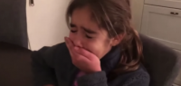 9岁女孩因线下开学喜极而泣 意外走红网络（视频）