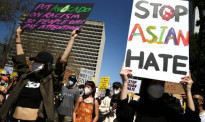 美国“停止仇恨亚裔”的抗议中，一张牌子上写着这位华裔的名字