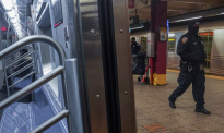美亚裔女子两度险被推入地铁轨道 嫌犯逃跑后又折返企图再犯案