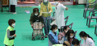 韩国老人接种辉瑞疫苗后猝死：刚打完就昏倒 不到2小时去世