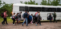 美媒：白宫正考虑恢复加速驱逐非法移民家庭的政策