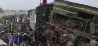 巴基斯坦火车相撞死亡人数增至62人 机械故障导致脱轨