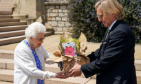 英女王获赠新品种玫瑰 以亡夫为名纪念其百岁诞辰