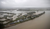 洪水退却 新西兰南岛900灾民返回家园