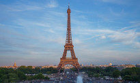 法埃菲尔铁塔将挂“足球场大小”旗帜 迎巴黎奥运