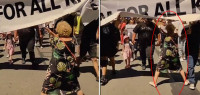 新西兰“功夫奶奶”走红，与反封锁示威者“正面硬刚”