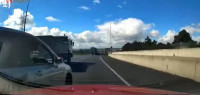 奥克兰司机高速上危险超车后撞车失控，险酿惨祸