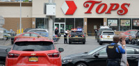 美国纽约州超市枪击案细节：嫌犯连开50枪 10名遇害者均为非裔