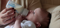 全美13万家商店面临婴儿奶粉短缺 美国妈妈四处找奶粉