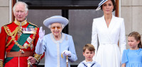 英国举行女王登基70周年庆祝活动 英女王现身阅兵仪式