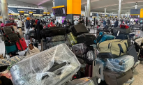 英国最大机场陷入混乱：行李堆积如山 旅客打地铺过夜
