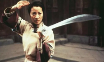 刚刚，杨紫琼成为首位华人奥斯卡影后，创造历史！60岁终圆梦，她这一生，实在是太燃了！