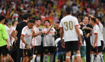 香港明星足球队“点燃”成都绿茵场 唱金曲为成都大运会喝彩