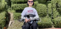 华裔“霍金”创造奇迹 考上麻省理工 经历4次大手术 终身坐轮椅