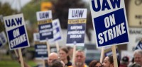 美国汽车工人罢工行动升级！8700名工人加入罢工队伍